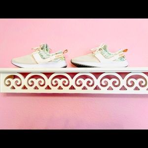 Fun New Balance Women’s 9 1/2 wide